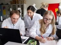 diplomingeniører afholder ’lab øvelser i biokemi". (Foto: Professionshøjskolen Absalon.)
Sted: J. Hagemann-Petersens Alle 4, Kalundborg.
Dato: 02/05/2018
Grafiker: Casper Bergsø
Foto: Alex Tran