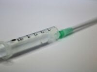 COVID-19 vaccine kan muligvis give sjældne, men alvorlige bivirkninger