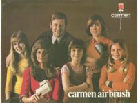 Ill.: carmen airbrush. Tekst: Carmen Curlers lavede produkter til hele familien. Foto: Museum Vestsjælland.