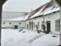 Lindegården er pyntet med det fineste sne. Foto: Museum Vestsjælland